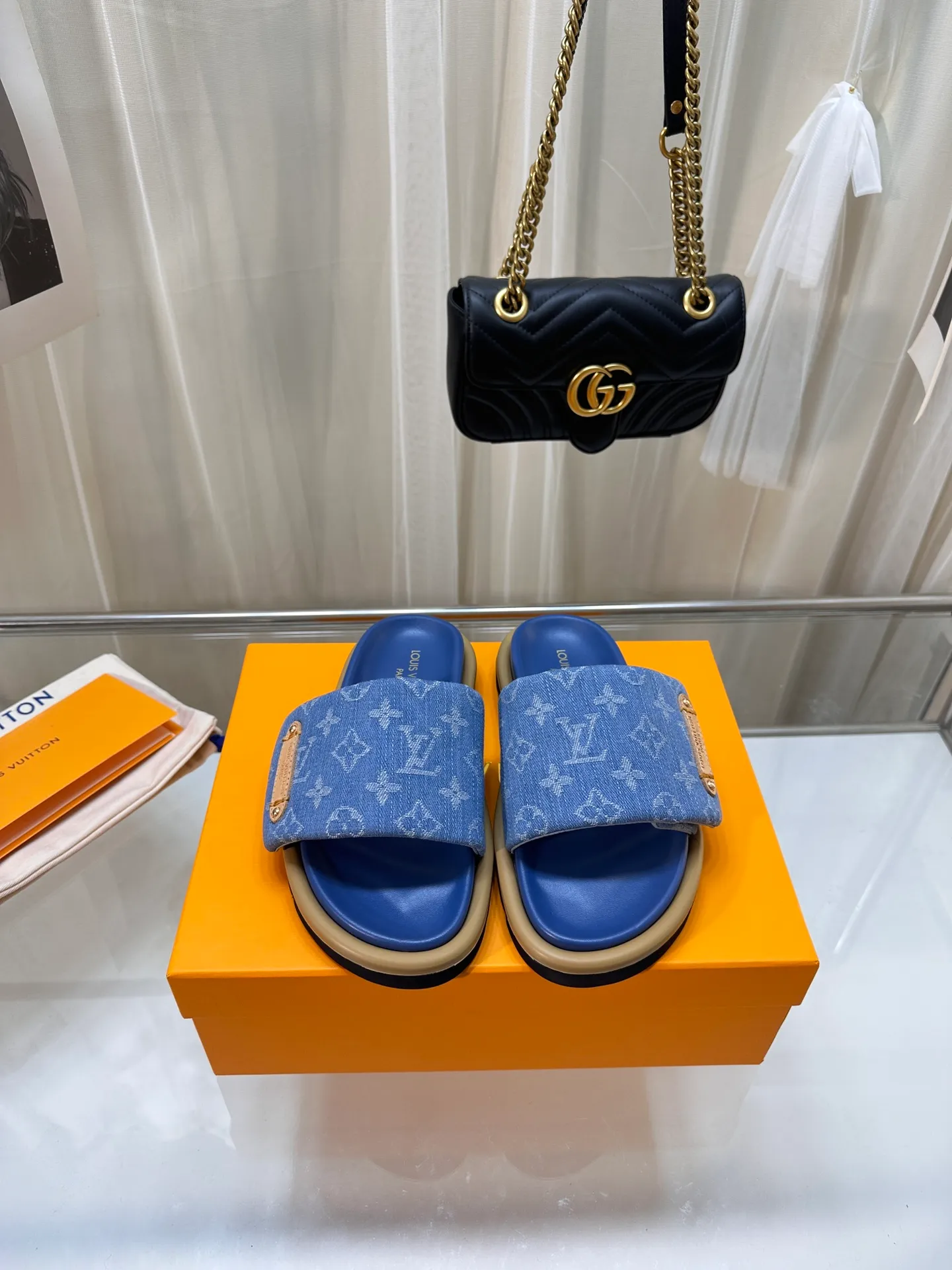 P360👟👟 LV couple’s counter features the latest hard goods of denim slippers🆕 ❥Purchase level! Full of high-end feel! A popular model among bloggers at home and abroad, it’s retro and fashionable and looks amazing on your feet! The official website’s main recommendation ▪️Upper: high-customized denim printed fabric ▪️Inner lining: imported goatskin lining ▪️Outsole: original molded non-slip and wear-resistant foam sole ▪️Size: Female 35-41 Male 41-45
